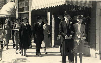 811883 Afbeelding van het bruidspaar J.H.Verbeek en J.W. Verbeek - Bruschwiler op het Oudkerkhof te Utrecht met achter ...